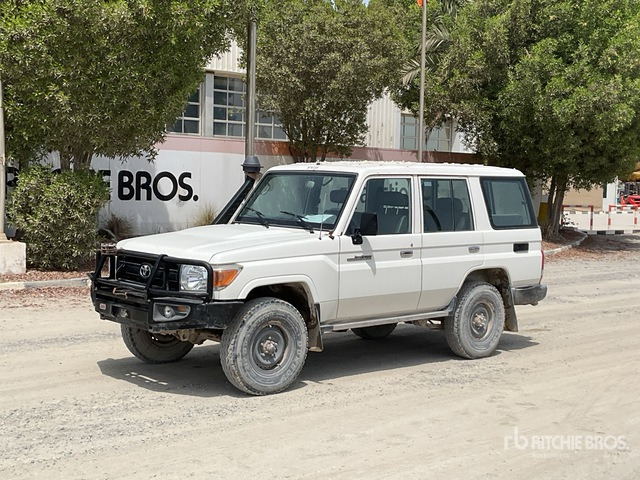 2019 Toyota Land Cruiser 76L 4x4 SUV - SUV: obrázok 2 2019 Toyota Land Cruiser 76L 4x4 SUV - SUV: obrázok 2