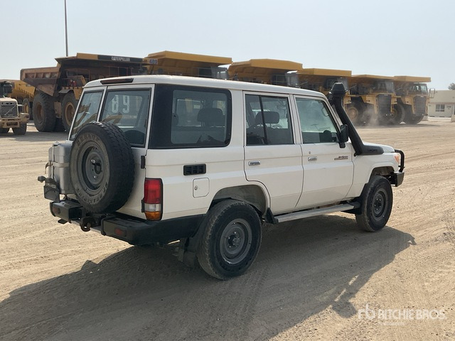 2021 Toyota Land Cruiser 76L 4x4 SUV - SUV: obrázok 4 2021 Toyota Land Cruiser 76L 4x4 SUV - SUV: obrázok 4