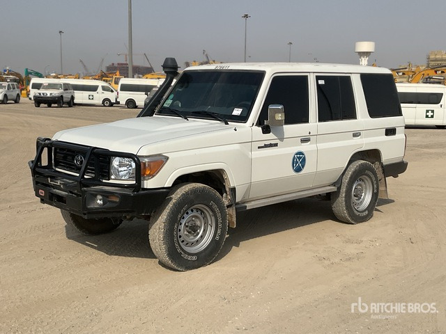 2021 Toyota Land Cruiser 76L 4x4 SUV - SUV: obrázok 1 2021 Toyota Land Cruiser 76L 4x4 SUV - SUV: obrázok 1