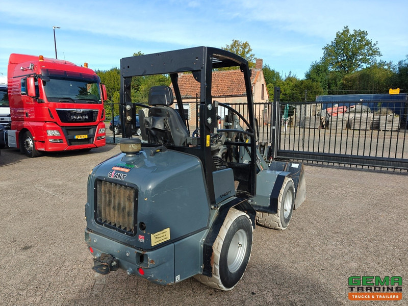 Giant V452T 3585 uren - Wiellader - Landbouw Kenteken - Vangmuil - Grondbak - Non-Marking Banden - Pásový šmykom riadený nakladač: obrázok 3 Giant V452T 3585 uren - Wiellader - Landbouw Kenteken - Vangmuil - Grondbak - Non-Marking Banden - Pásový šmykom riadený nakladač: obrázok 3