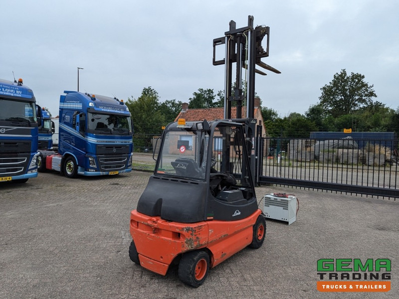 Linde E30 02 - 4058 uur - Duplex Mast - Volrubber Banden - Eurotron 80V-80A Oplader (M34) - Elektrický vysokozdvižný vozík: obrázok 3 Linde E30 02 - 4058 uur - Duplex Mast - Volrubber Banden - Eurotron 80V-80A Oplader (M34) - Elektrický vysokozdvižný vozík: obrázok 3