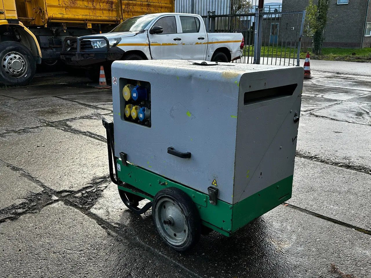 Pramac P6000S2 6KVA Generator Pramac P6000S2 6KVA Generator - Elektrický generátor: obrázok 4 Pramac P6000S2 6KVA Generator Pramac P6000S2 6KVA Generator - Elektrický generátor: obrázok 4
