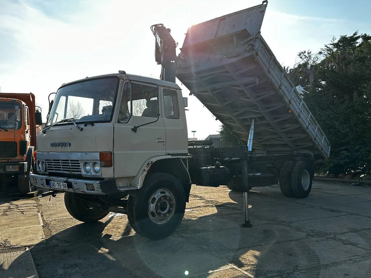 Toyota HINO 14T 4X2 Tipper+Crane Hiab 765 Spring/Spring - Sklápač: obrázok 2 Toyota HINO 14T 4X2 Tipper+Crane Hiab 765 Spring/Spring - Sklápač: obrázok 2