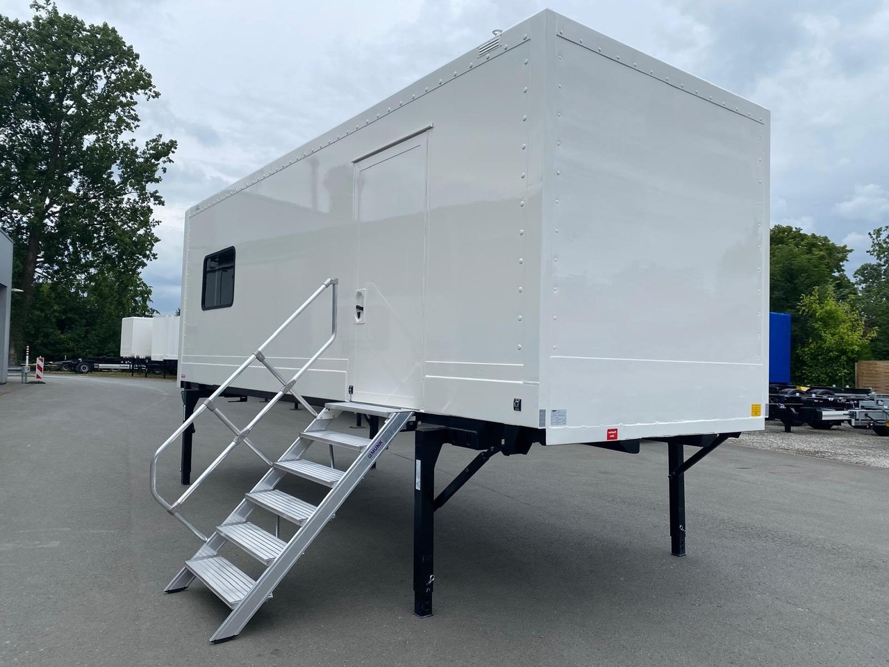 Krone MIT FENSTER UND TÜR als mobiler Aufenthaltsraum, LACK NEU! - Skříňová nadstavba: obrázok 2 Krone MIT FENSTER UND TÜR als mobiler Aufenthaltsraum, LACK NEU! - Skříňová nadstavba: obrázok 2