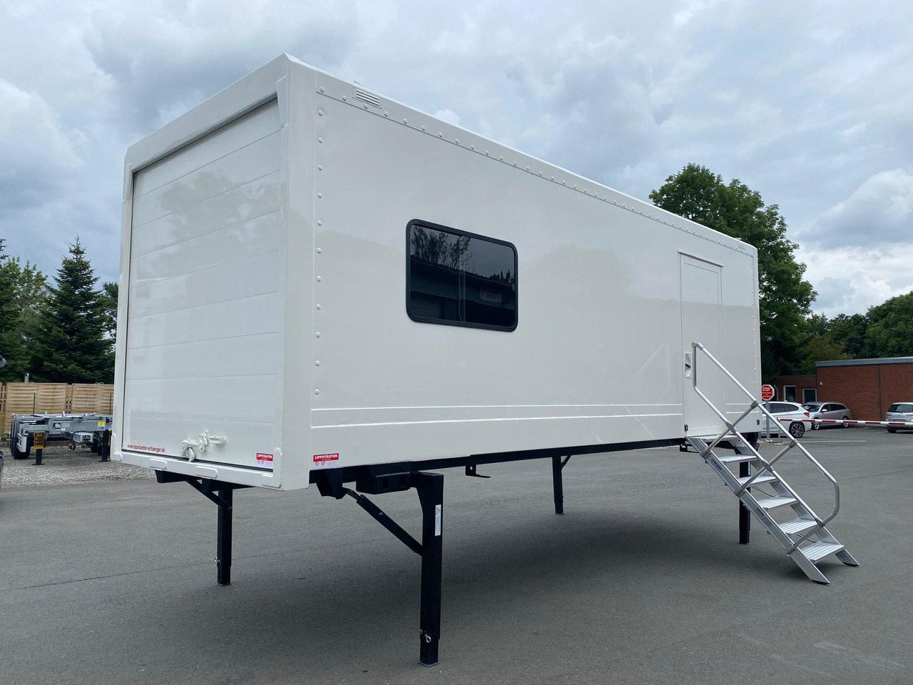 Krone MIT FENSTER UND TÜR als mobiler Aufenthaltsraum, LACK NEU! - Skříňová nadstavba: obrázok 1 Krone MIT FENSTER UND TÜR als mobiler Aufenthaltsraum, LACK NEU! - Skříňová nadstavba: obrázok 1