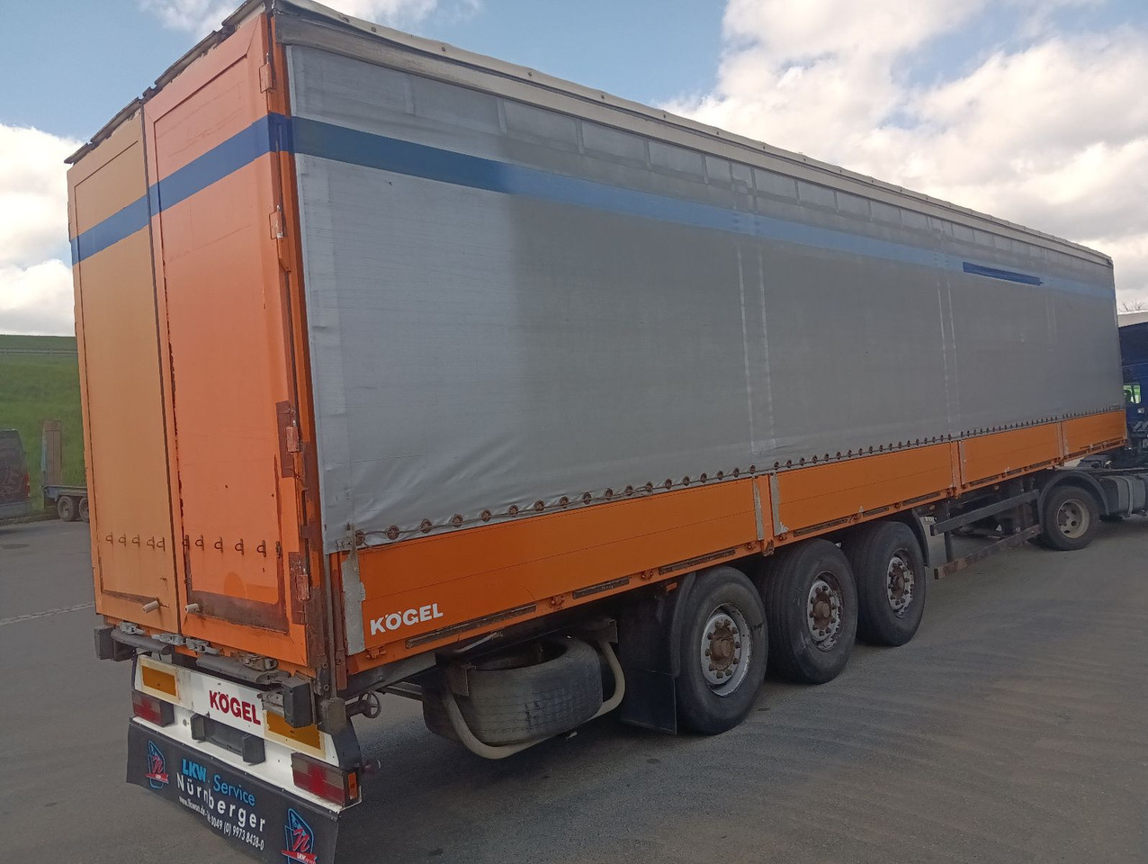 Kögel SN24BORDWANDSIDER EDSCHA BPW Disc Lift Portaltür - Plachtový náves: obrázok 5 Kögel SN24BORDWANDSIDER EDSCHA BPW Disc Lift Portaltür - Plachtový náves: obrázok 5