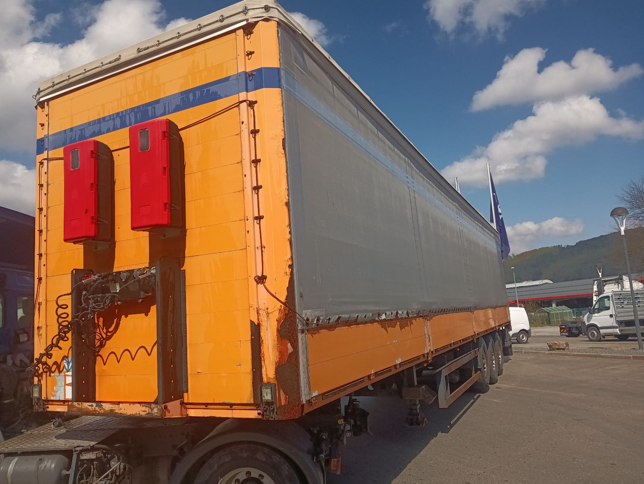 Kögel SN24BORDWANDSIDER EDSCHA BPW Disc Lift Portaltür - Plachtový náves: obrázok 3 Kögel SN24BORDWANDSIDER EDSCHA BPW Disc Lift Portaltür - Plachtový náves: obrázok 3