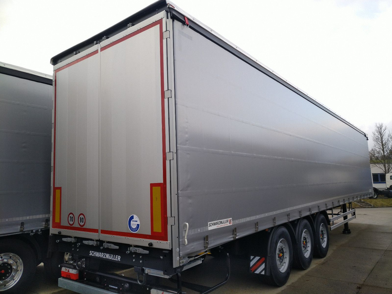 Schwarzmüller PowerLine LIFT/LENKACHSE HUBDACH 5880kg NEU Schwarzmüller PowerLine LIFT/LENKACHSE HUBDACH 5880kg NEU - Plachtový náves: obrázok 4 Schwarzmüller PowerLine LIFT/LENKACHSE HUBDACH 5880kg NEU Schwarzmüller PowerLine LIFT/LENKACHSE HUBDACH 5880kg NEU - Plachtový náves: obrázok 4