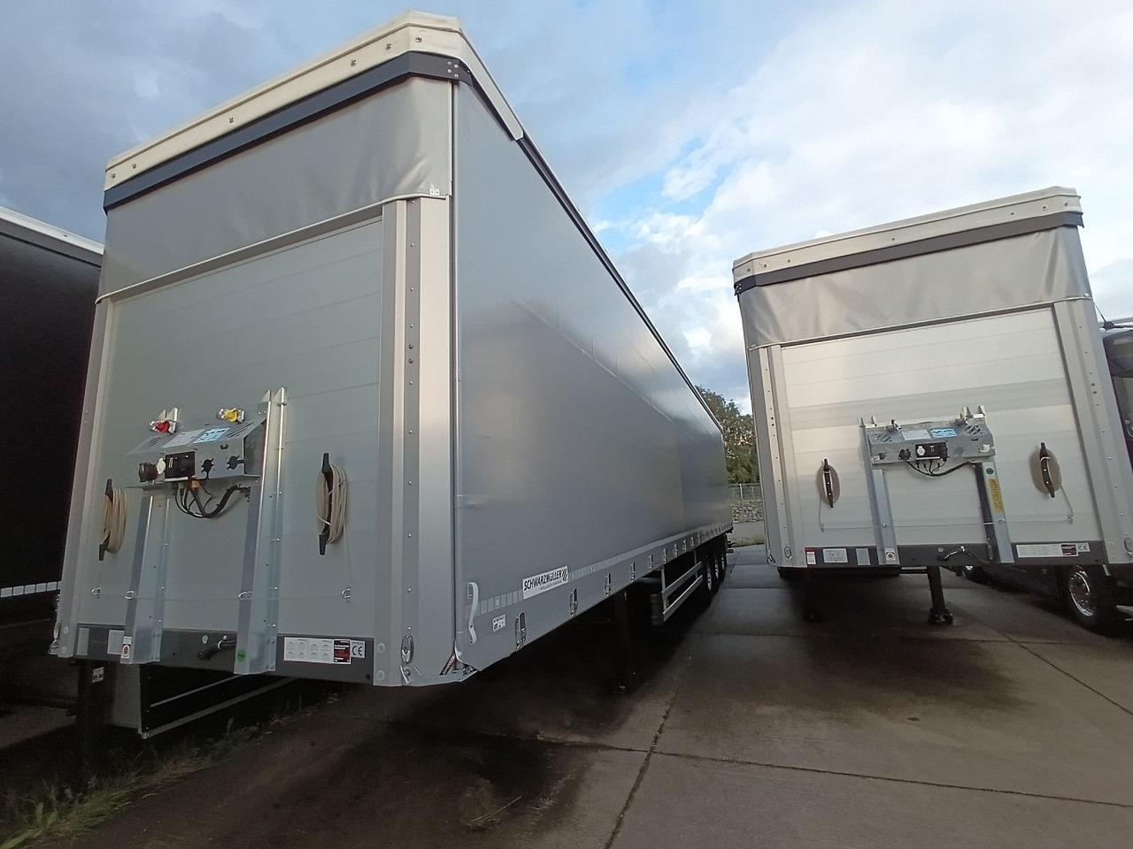 Schwarzmüller PowerLine LIFT/LENKACHSE HUBDACH 5880kg NEU Schwarzmüller PowerLine LIFT/LENKACHSE HUBDACH 5880kg NEU - Plachtový náves: obrázok 3 Schwarzmüller PowerLine LIFT/LENKACHSE HUBDACH 5880kg NEU Schwarzmüller PowerLine LIFT/LENKACHSE HUBDACH 5880kg NEU - Plachtový náves: obrázok 3