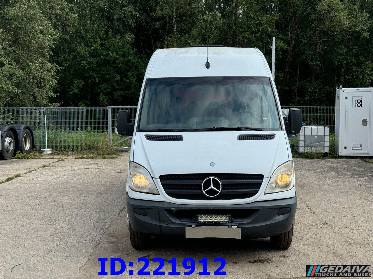 MERCEDES-BENZ Sprinter 518 VIP 17-Place - Autokar: obrázok 2 MERCEDES-BENZ Sprinter 518 VIP 17-Place - Autokar: obrázok 2