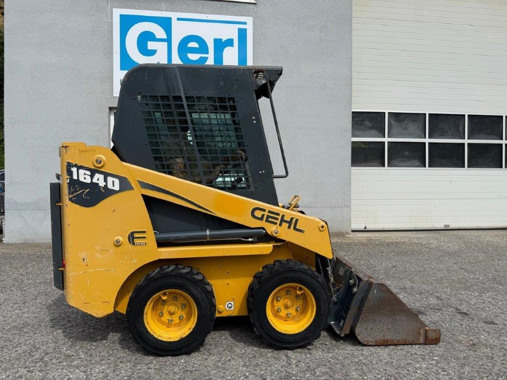 Gehl SL1640E (4027) - Šmykom riadený nakladač: obrázok 2 Gehl SL1640E (4027) - Šmykom riadený nakladač: obrázok 2