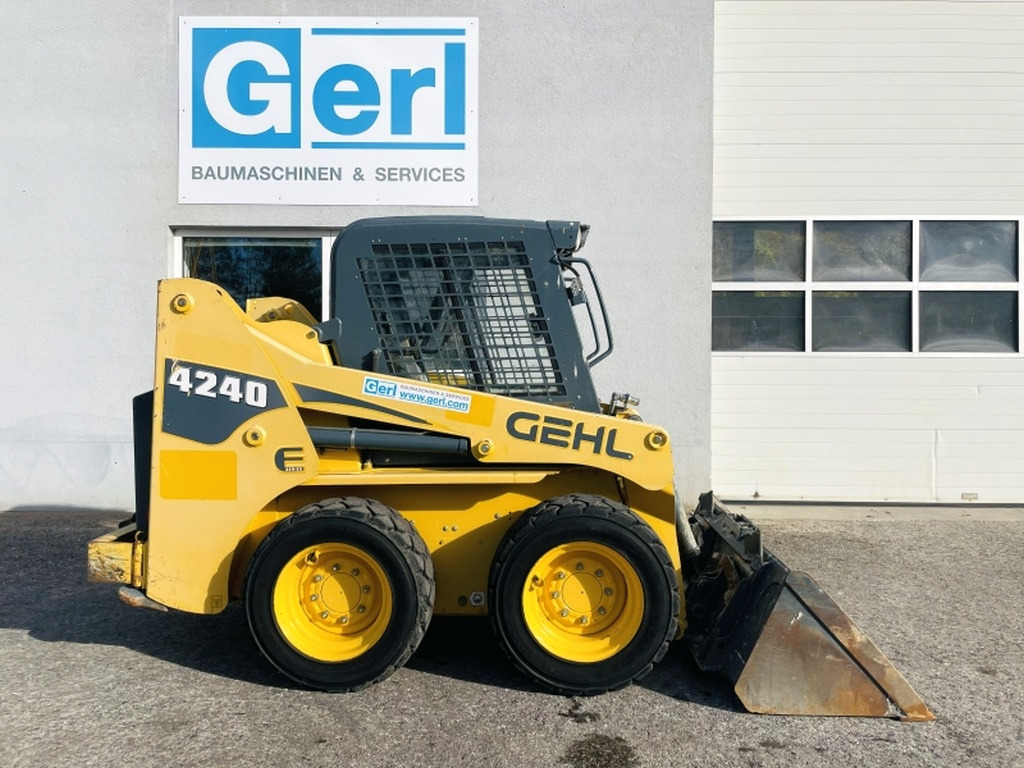 Gehl SL4240 (4090) - Šmykom riadený nakladač: obrázok 2 Gehl SL4240 (4090) - Šmykom riadený nakladač: obrázok 2