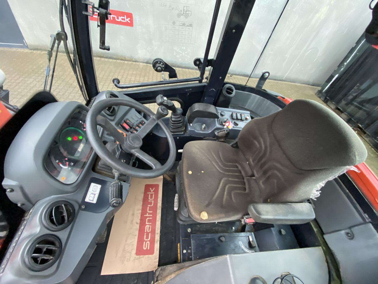 Kubota R082 - Kĺbový nakladač: obrázok 3 Kubota R082 - Kĺbový nakladač: obrázok 3