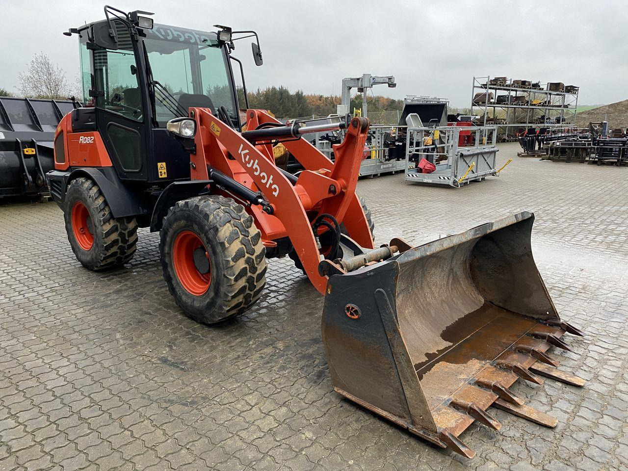Kubota R082 - Kĺbový nakladač: obrázok 5 Kubota R082 - Kĺbový nakladač: obrázok 5