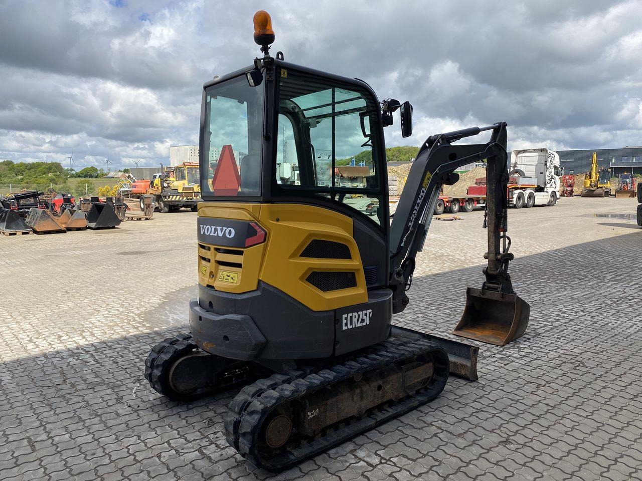 Volvo ECR25 - Mini rýpadlo: obrázok 4 Volvo ECR25 - Mini rýpadlo: obrázok 4