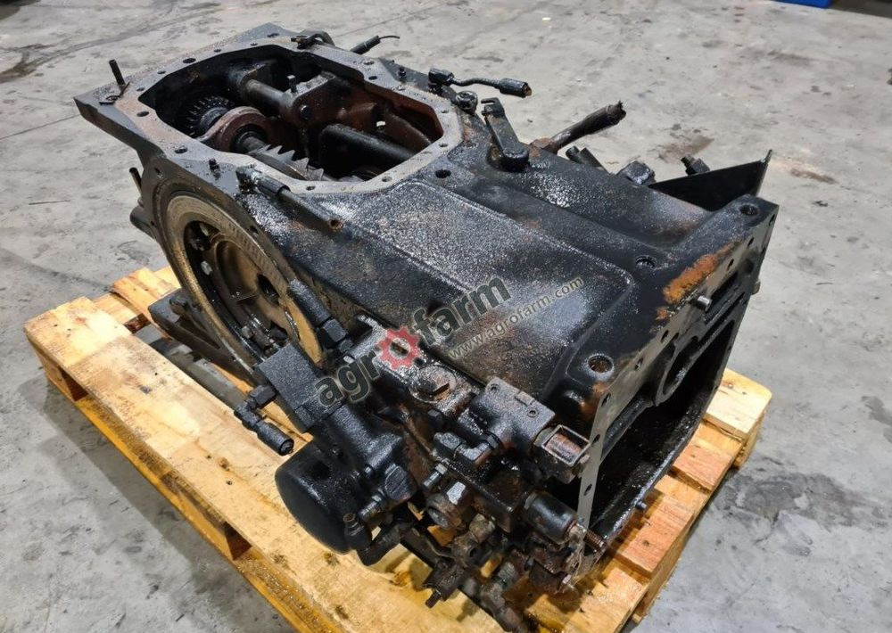 Tylny most Massey Ferguson 6130 851B1 - Prevodovka: obrázok 1 Tylny most Massey Ferguson 6130 851B1 - Prevodovka: obrázok 1