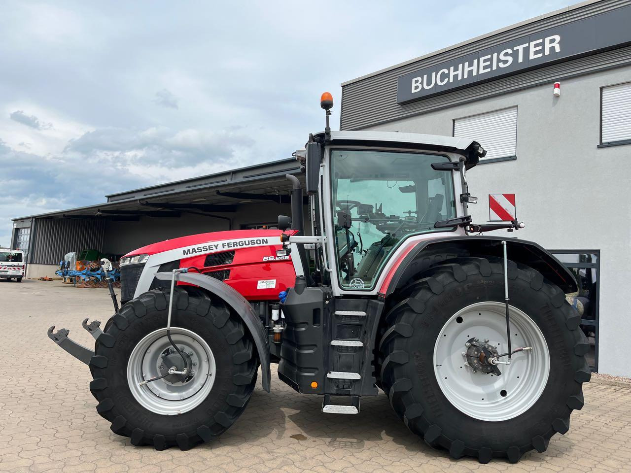 Massey Ferguson 8S.265 Dyna-VT Exclusive - Traktor: obrázok 2 Massey Ferguson 8S.265 Dyna-VT Exclusive - Traktor: obrázok 2