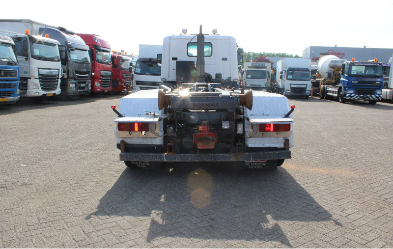 Scania P124-360 + HOOK + 6X2 + MANUAL + EURO 2 - Hákový nosič kontajnerov: obrázok 4 Scania P124-360 + HOOK + 6X2 + MANUAL + EURO 2 - Hákový nosič kontajnerov: obrázok 4