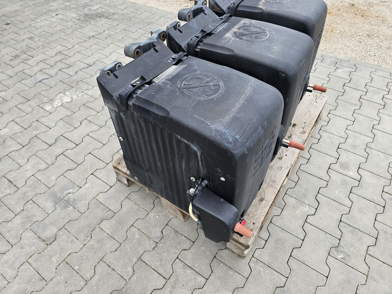 DAF XF106 EURO 6 / VERTICAL BATTERY BOX - Akumulátor: obrázok 2 DAF XF106 EURO 6 / VERTICAL BATTERY BOX - Akumulátor: obrázok 2