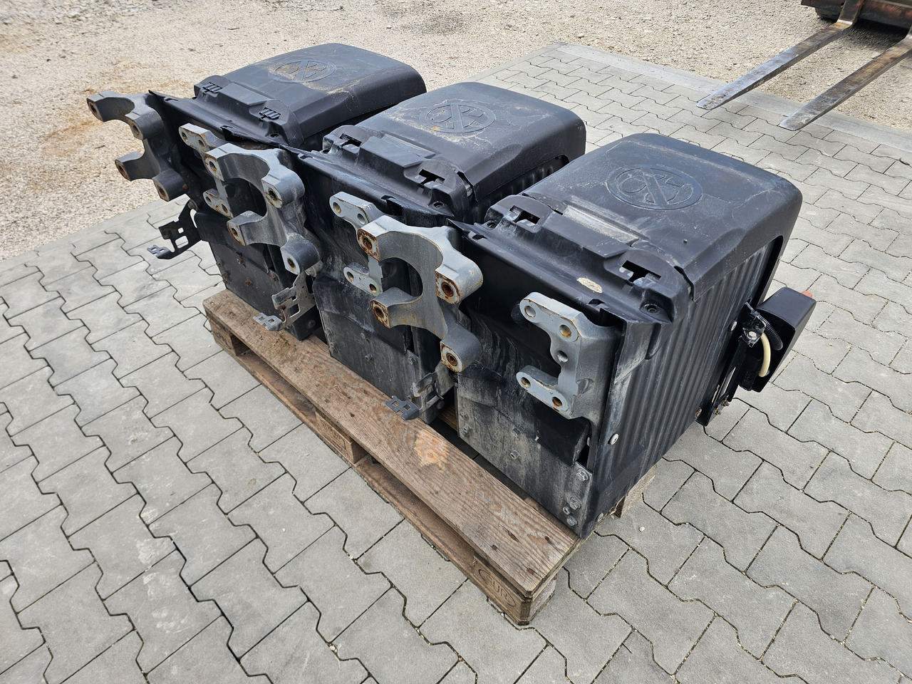 DAF XF106 EURO 6 / VERTICAL BATTERY BOX - Akumulátor: obrázok 3 DAF XF106 EURO 6 / VERTICAL BATTERY BOX - Akumulátor: obrázok 3
