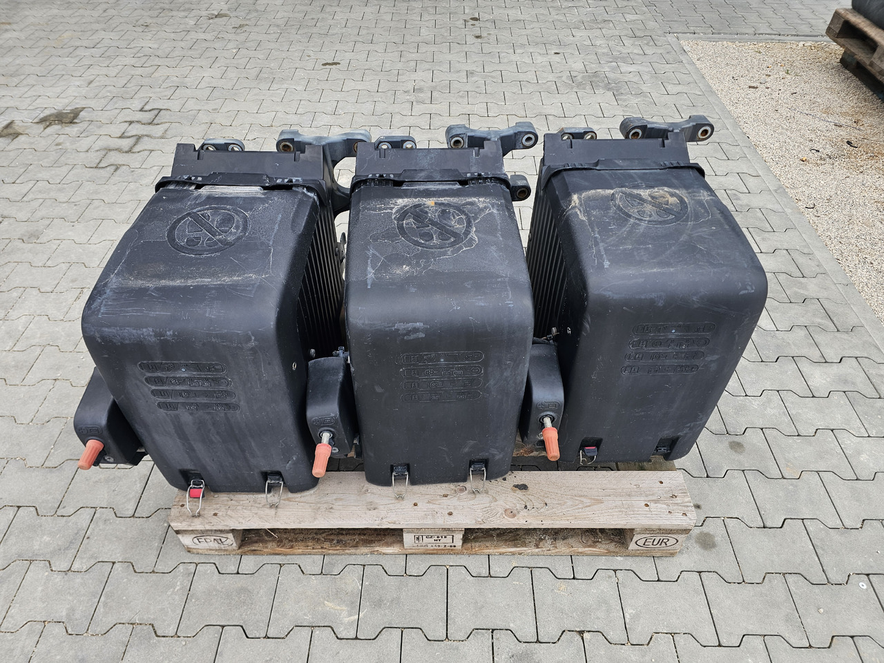 DAF XF106 EURO 6 / VERTICAL BATTERY BOX - Akumulátor: obrázok 1 DAF XF106 EURO 6 / VERTICAL BATTERY BOX - Akumulátor: obrázok 1