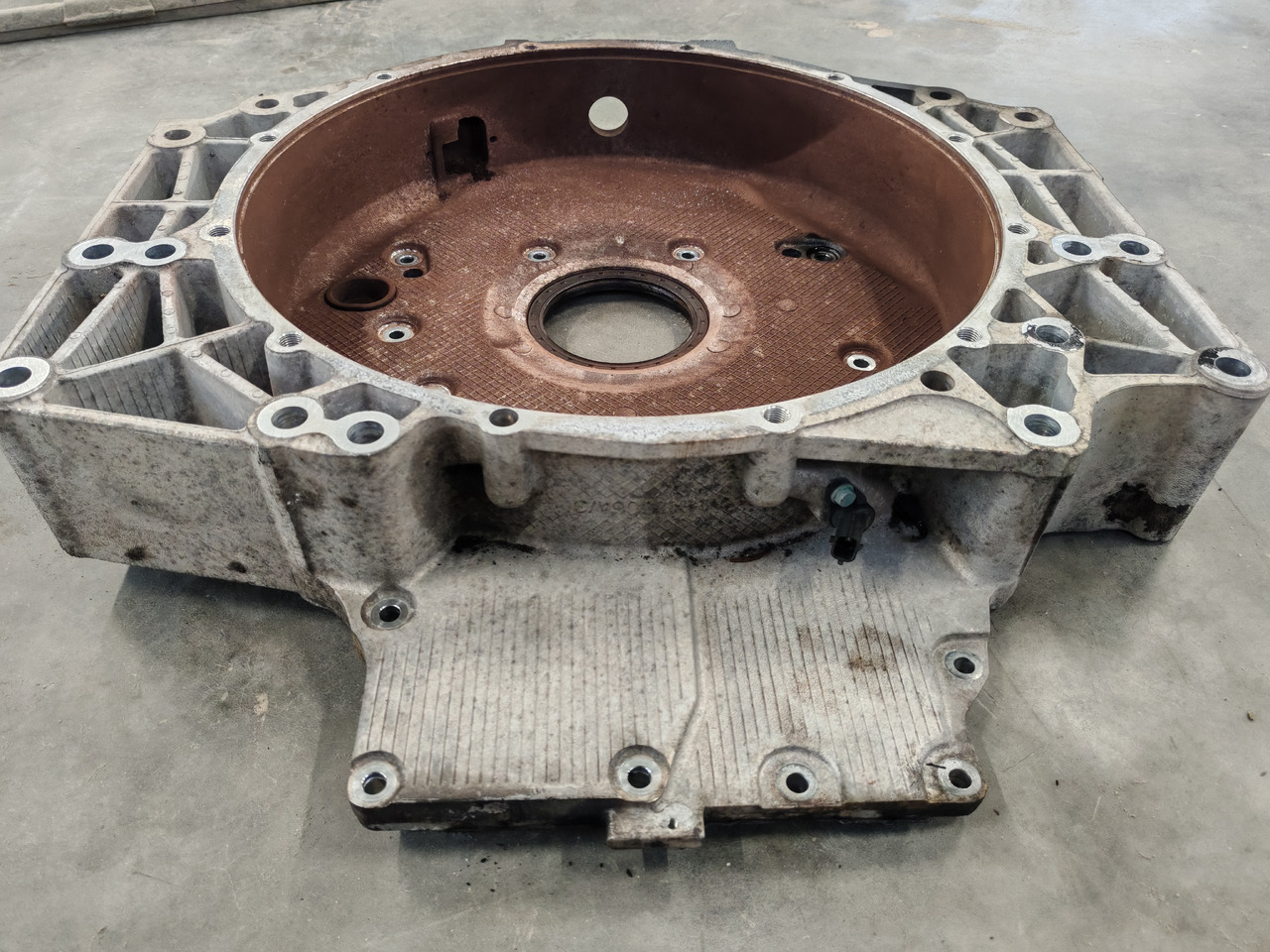 MAN TGS TGX EURO6 / D2676LF / FLYWHEEL HOUSING / 51014013297 - Zotrvačník: obrázok 3 MAN TGS TGX EURO6 / D2676LF / FLYWHEEL HOUSING / 51014013297 - Zotrvačník: obrázok 3