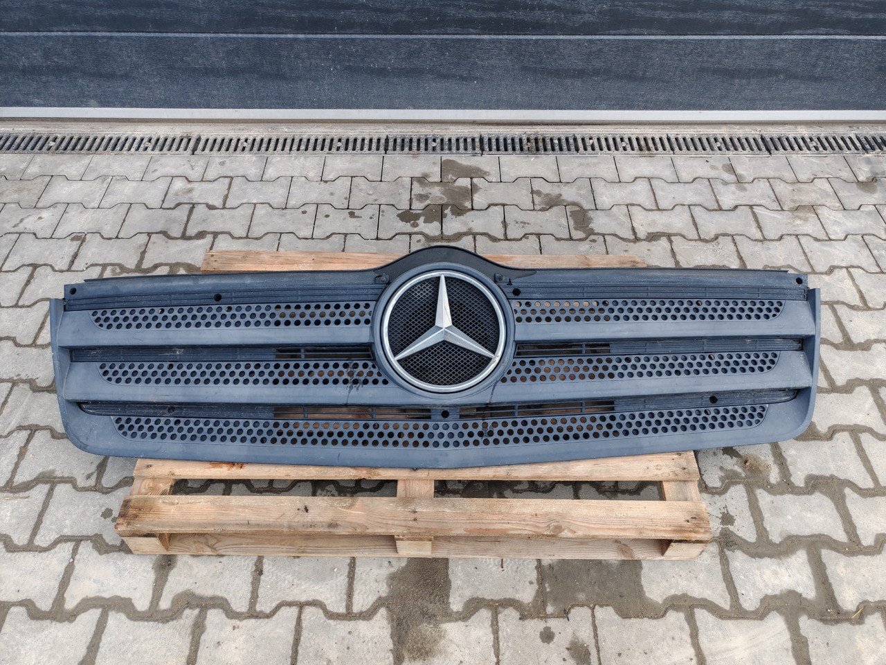 MERCEDES-BENZ ATEGO MP4 EURO 6 / FRONT GRILL - Mriežka: obrázok 2 MERCEDES-BENZ ATEGO MP4 EURO 6 / FRONT GRILL - Mriežka: obrázok 2