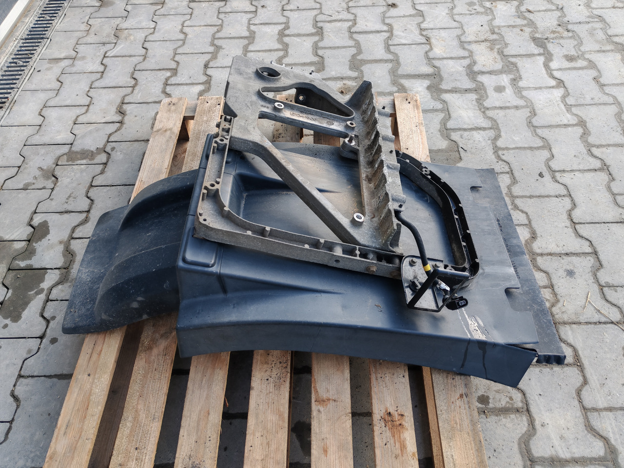 VOLVO FH FM FMX /FRONT AXLE LEFT MODGUARD / COMPLETE - Karoséria a exteriér: obrázok 4 VOLVO FH FM FMX /FRONT AXLE LEFT MODGUARD / COMPLETE - Karoséria a exteriér: obrázok 4