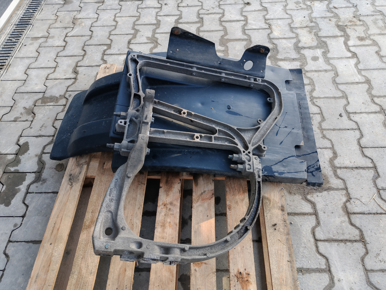 VOLVO FH FM FMX /FRONT AXLE RIGHT MODGUARD / COMPLETE - Karoséria a exteriér: obrázok 4 VOLVO FH FM FMX /FRONT AXLE RIGHT MODGUARD / COMPLETE - Karoséria a exteriér: obrázok 4