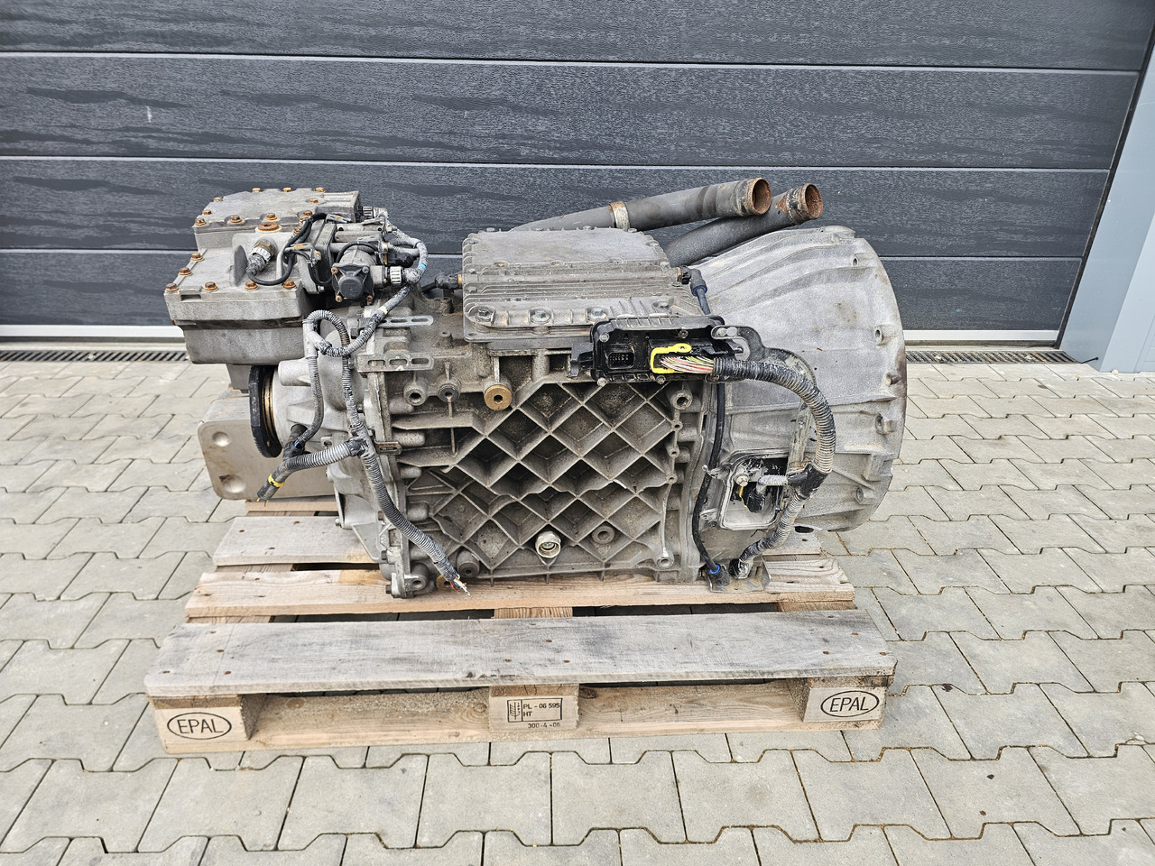 VOLVO FH FM FMX / SPO2812 / RETARDER / CRAWLER / COMPLETE GEARBOX - Prevodovka: obrázok 1 VOLVO FH FM FMX / SPO2812 / RETARDER / CRAWLER / COMPLETE GEARBOX - Prevodovka: obrázok 1