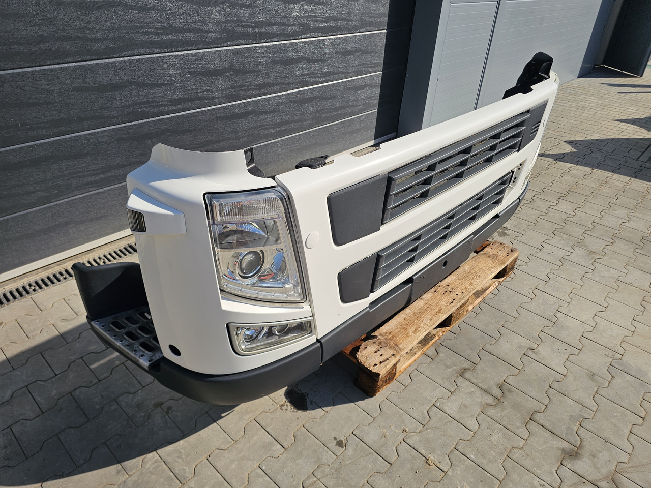 VOLVO FM 3 / COMPLETE FRONT BUMPER - Nárazník: obrázok 2 VOLVO FM 3 / COMPLETE FRONT BUMPER - Nárazník: obrázok 2