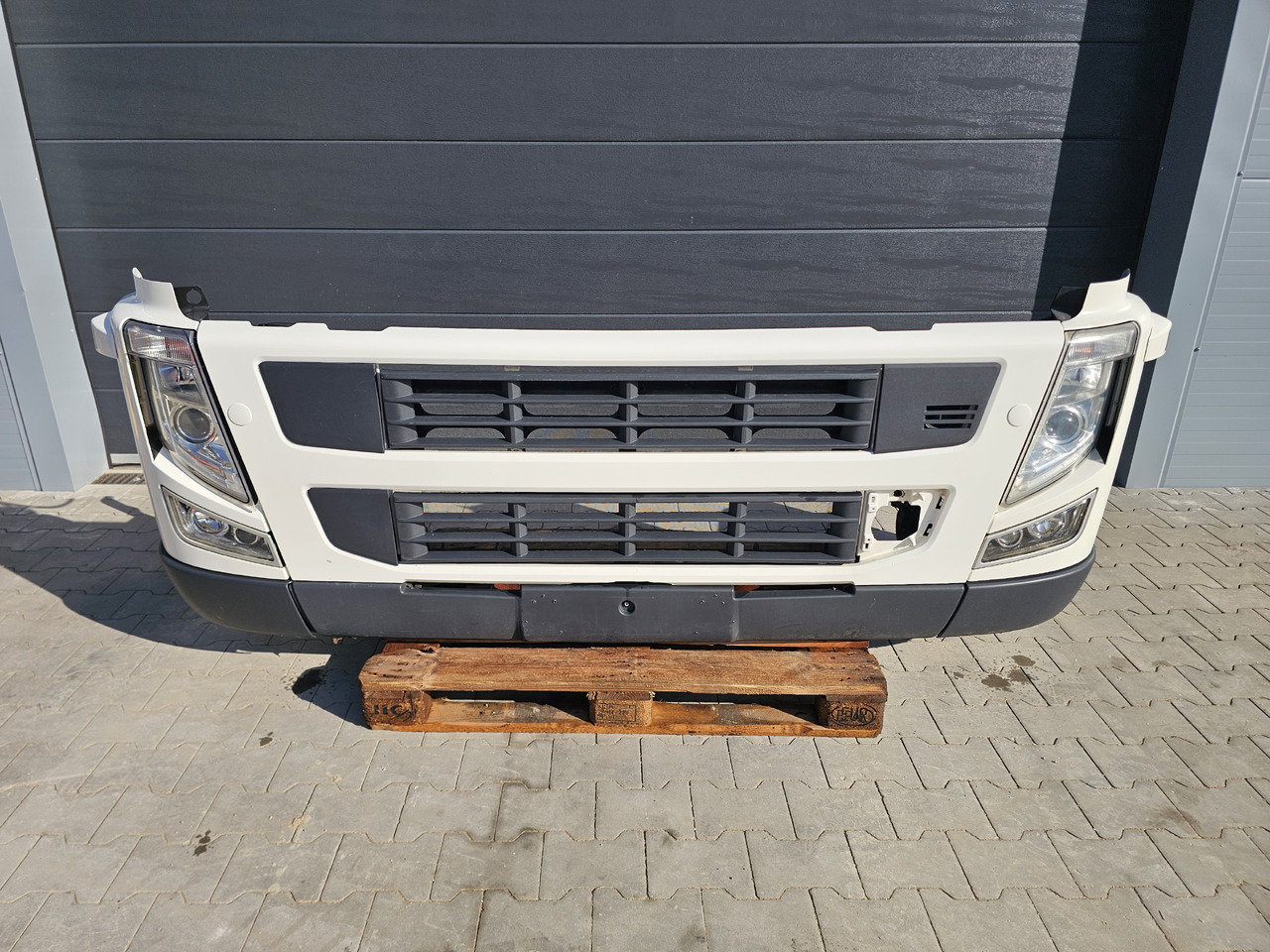 VOLVO FM3 EUR0 5 / COMPLETE BUMPER - Nárazník: obrázok 2 VOLVO FM3 EUR0 5 / COMPLETE BUMPER - Nárazník: obrázok 2