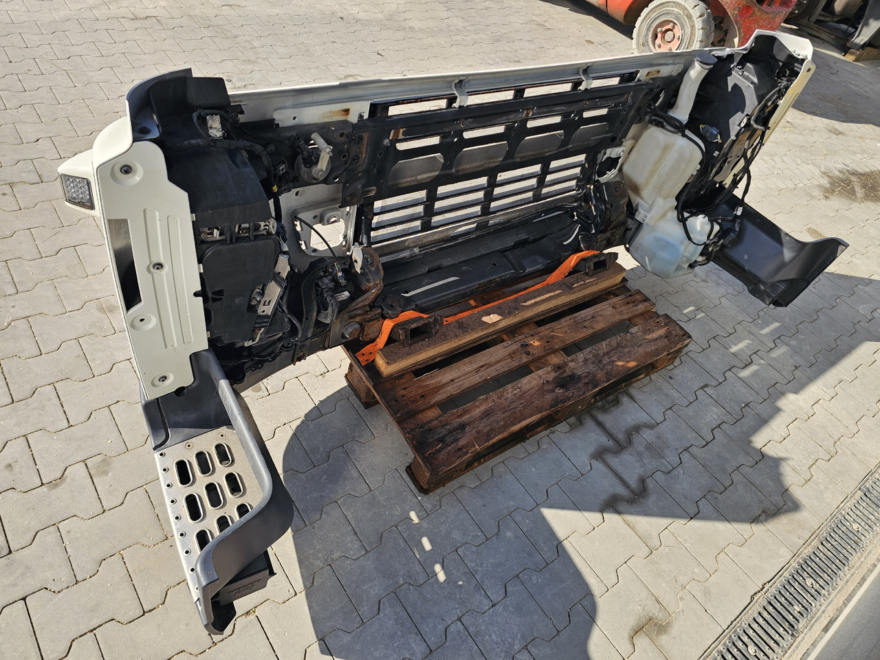 VOLVO FM3 EUR0 5 / COMPLETE BUMPER - Nárazník: obrázok 4 VOLVO FM3 EUR0 5 / COMPLETE BUMPER - Nárazník: obrázok 4