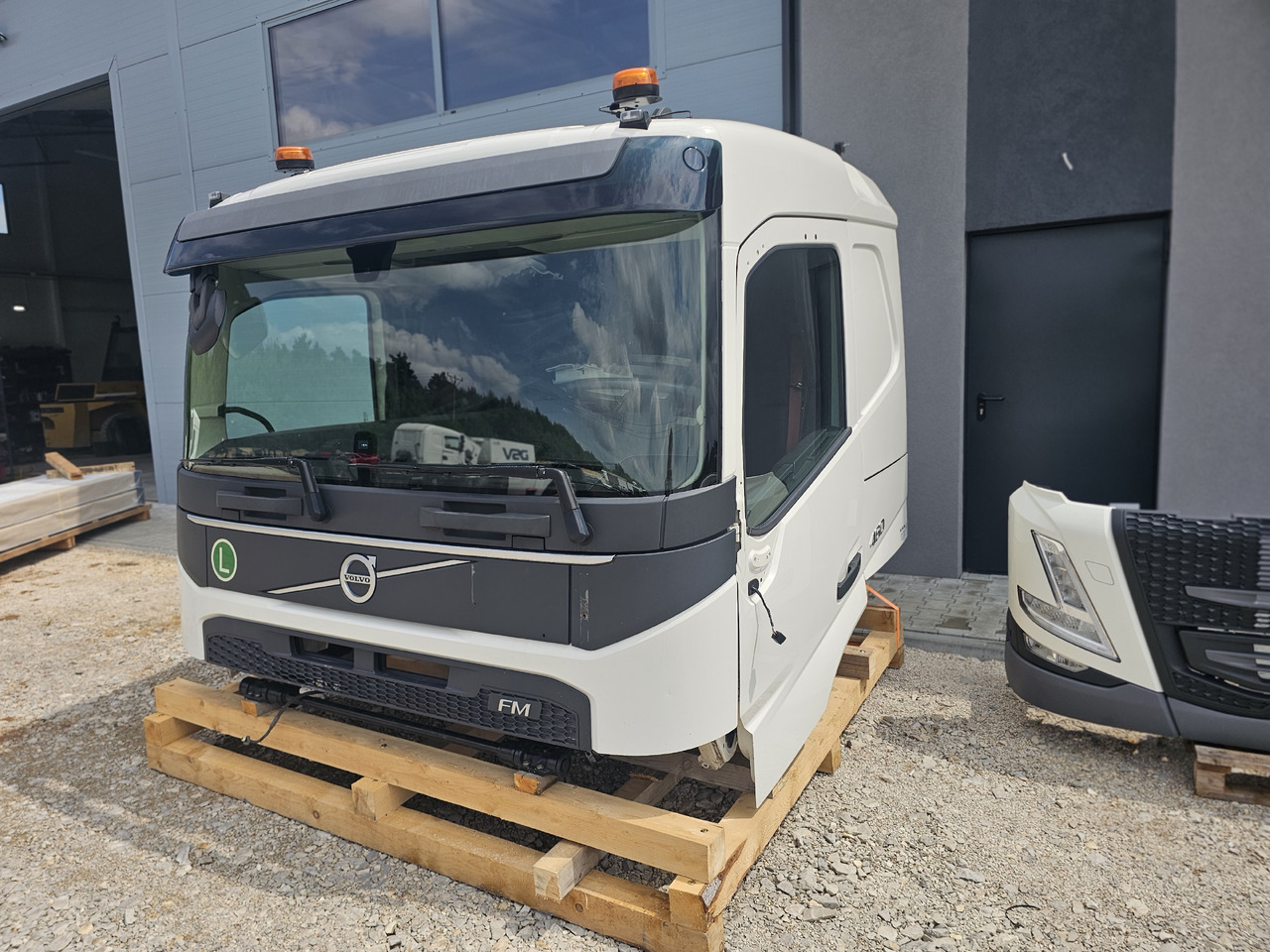 VOLVO FM5 LOW ROOF / L2 H1 / COMPLETE CAB / 2022 - Kabína: obrázok 1 VOLVO FM5 LOW ROOF / L2 H1 / COMPLETE CAB / 2022 - Kabína: obrázok 1