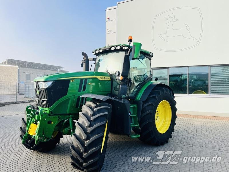 John Deere 6R 250 - Traktor: obrázok 2 John Deere 6R 250 - Traktor: obrázok 2
