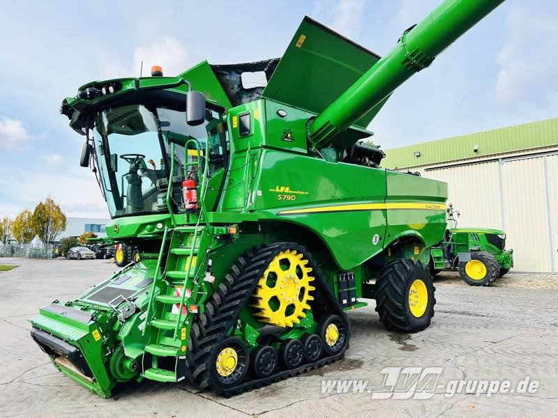 John Deere S790 - Obilný kombajn: obrázok 2 John Deere S790 - Obilný kombajn: obrázok 2