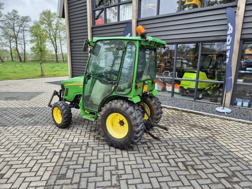 JOHN DEERE 2520 - Kompaktný traktor: obrázok 3 JOHN DEERE 2520 - Kompaktný traktor: obrázok 3