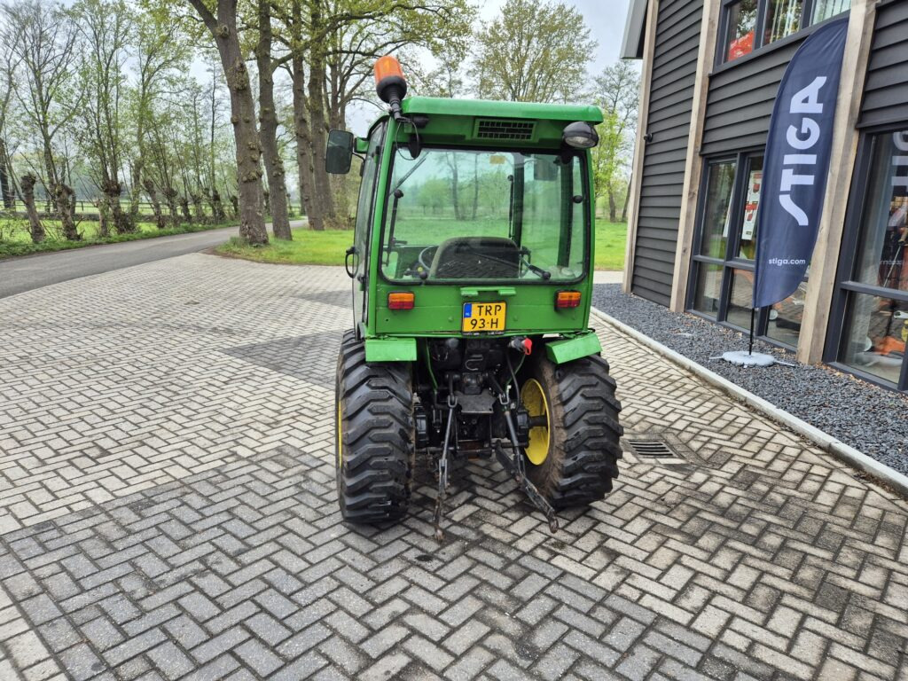 JOHN DEERE 2520 - Kompaktný traktor: obrázok 4 JOHN DEERE 2520 - Kompaktný traktor: obrázok 4