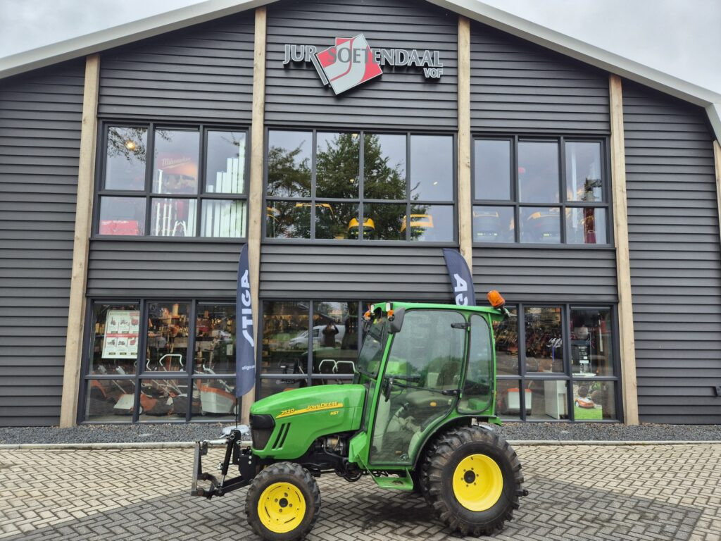 JOHN DEERE 2520 - Kompaktný traktor: obrázok 1 JOHN DEERE 2520 - Kompaktný traktor: obrázok 1
