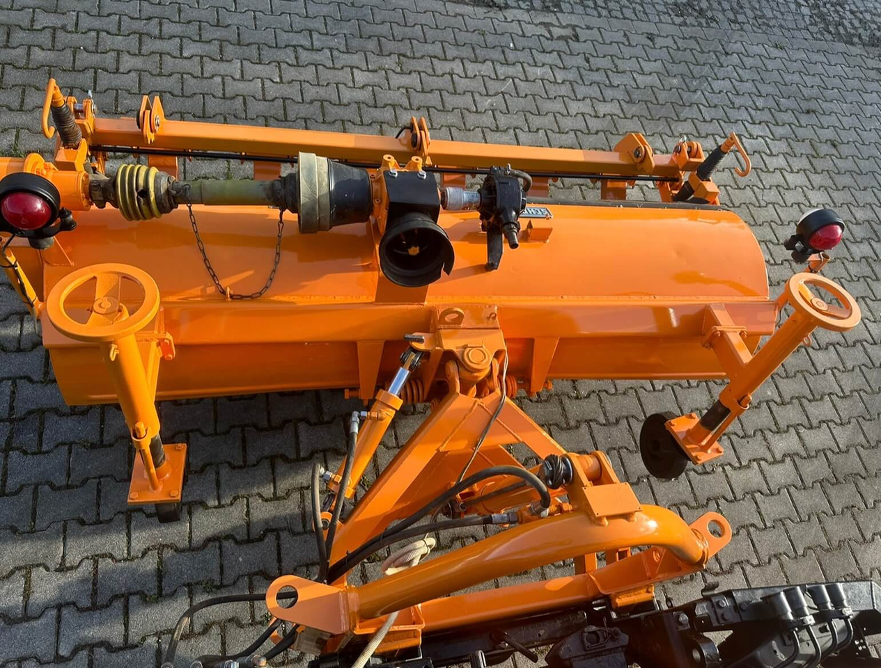 Unimog Frontanbaukehrbesen Schmidt VKS4.2 - Zametač: obrázok 4 Unimog Frontanbaukehrbesen Schmidt VKS4.2 - Zametač: obrázok 4