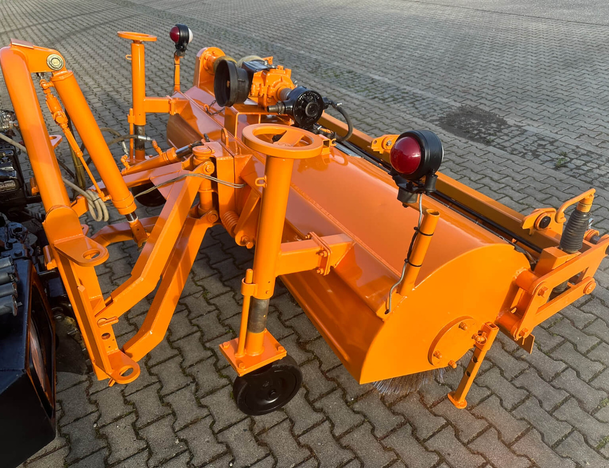 Unimog Frontanbaukehrbesen Schmidt VKS4.2 - Zametač: obrázok 3 Unimog Frontanbaukehrbesen Schmidt VKS4.2 - Zametač: obrázok 3