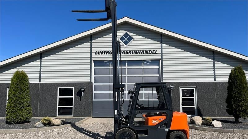 Doosan D30 G med kabine og KUN 57 TIMER FRA NY, MED TIME - Dieselový vysokozdvižný vozík: obrázok 2 Doosan D30 G med kabine og KUN 57 TIMER FRA NY, MED TIME - Dieselový vysokozdvižný vozík: obrázok 2