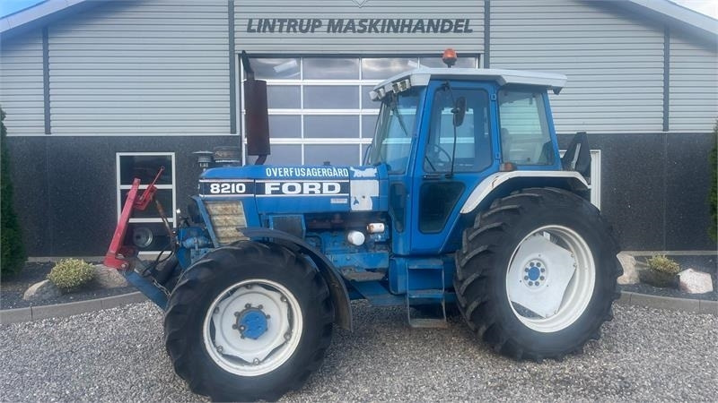 Ford 8210 Force II Med frontlift - Traktor: obrázok 1 Ford 8210 Force II Med frontlift - Traktor: obrázok 1