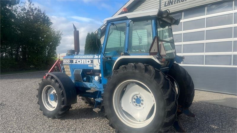 Ford 8210 Force II Med frontlift - Traktor: obrázok 3 Ford 8210 Force II Med frontlift - Traktor: obrázok 3