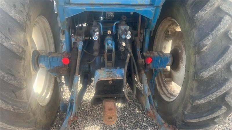 Ford 8210 Force II Med frontlift - Traktor: obrázok 5 Ford 8210 Force II Med frontlift - Traktor: obrázok 5