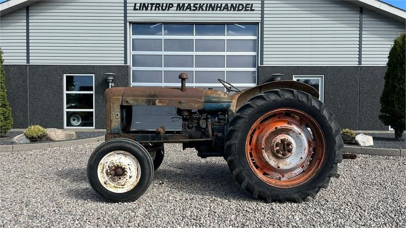Fordson Major Motoren mangler, men mange god dele. - Traktor: obrázok 1 Fordson Major Motoren mangler, men mange god dele. - Traktor: obrázok 1