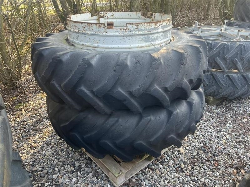 Goodyear 16,9 X 38 Hvide med ring og 5 Dual låse - Kompletné koleso pre Poľnohospodárske stroje: obrázok 1 Goodyear 16,9 X 38 Hvide med ring og 5 Dual låse - Kompletné koleso pre Poľnohospodárske stroje: obrázok 1