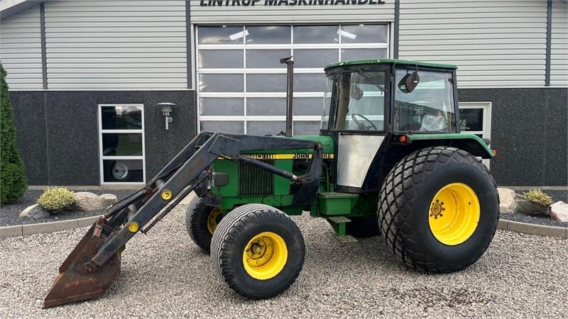 John Deere 1640 Med græsdæk og frontlæsser - Traktor: obrázok 1 John Deere 1640 Med græsdæk og frontlæsser - Traktor: obrázok 1