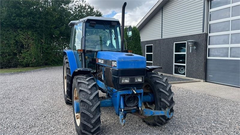 Traktor New Holland 8240 SLE Med frontlift og frontPTO: obrázok 17 Traktor New Holland 8240 SLE Med frontlift og frontPTO: obrázok 17