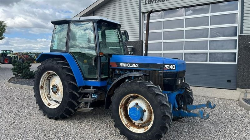 Traktor New Holland 8240 SLE Med frontlift og frontPTO: obrázok 15 Traktor New Holland 8240 SLE Med frontlift og frontPTO: obrázok 15